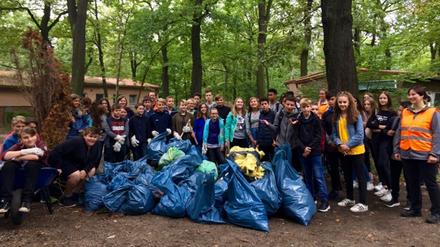 Schüler der 8.Klasse des Carl-Friedrich-von-Siemens-Gymnasiums sorgen für Sauberkeit im Volkspark Jungfernheide 