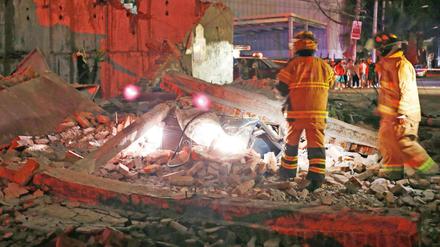 Im Dauereinsatz. Die Feuerwehr hatte wie hier in Mexiko-Stadt überall im Land alle Hände voll zu tun, um Menschen aus zerstörten Häusern zu bergen.