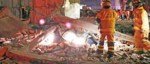Im Dauereinsatz. Die Feuerwehr hatte wie hier in Mexiko-Stadt überall im Land alle Hände voll zu tun, um Menschen aus zerstörten Häusern zu bergen.