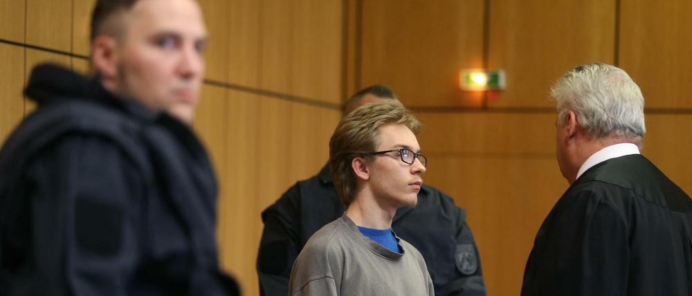 Der Angeklagte Marcel H. (M.) am ersten Verhandlungstag im Bochumer Landgericht an der Anklagebank.