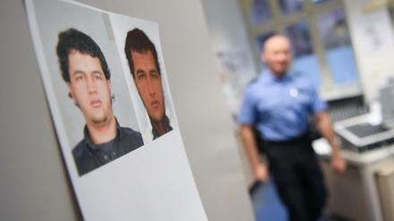ARCHIV - Fahndungsfotos des im Zusammenhang mit dem Terroranschlag von Berlin gesuchten Tunesiers Anis Amri hängen am 22.12.2016 an der Tür der Weihnachtsmarktwache in Frankfurt am Main (Hessen).