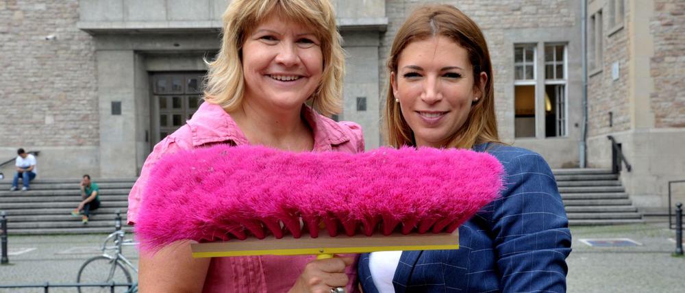 Aktionstag "Gemeinsame Sache", Projekt: Schön wie wir. Anna Hermanns (r.) und Cordula Simon in Neukölln. 