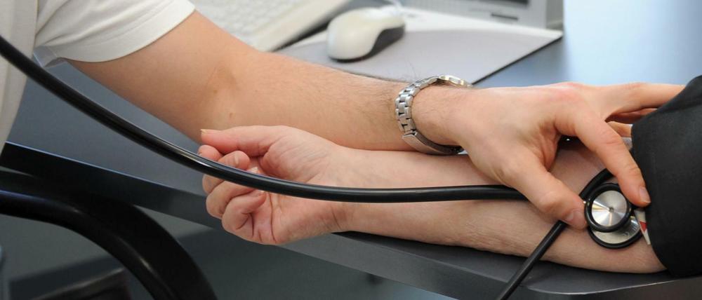Kein Grund für hohen Blutdruck. Die Krankenkassenausgaben steigen weniger als prognostiziert.