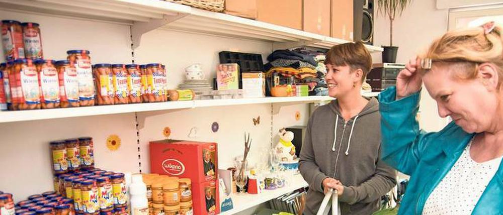 Gegen den Hunger. Studentin Madeleine Hahnle (27, li.) half am Freitag unter Anleitung einer ehrenamtlichen Mitarbeiterin im Lebensmittel- und Kleiderladen des Vereins „Berliner Engel für Bedürftige“ am S-Bahnhof Lichtenberg aus.