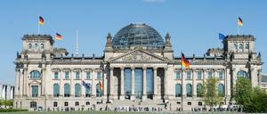 Der Bundestag kommt im alten Reichstag zusammen. 