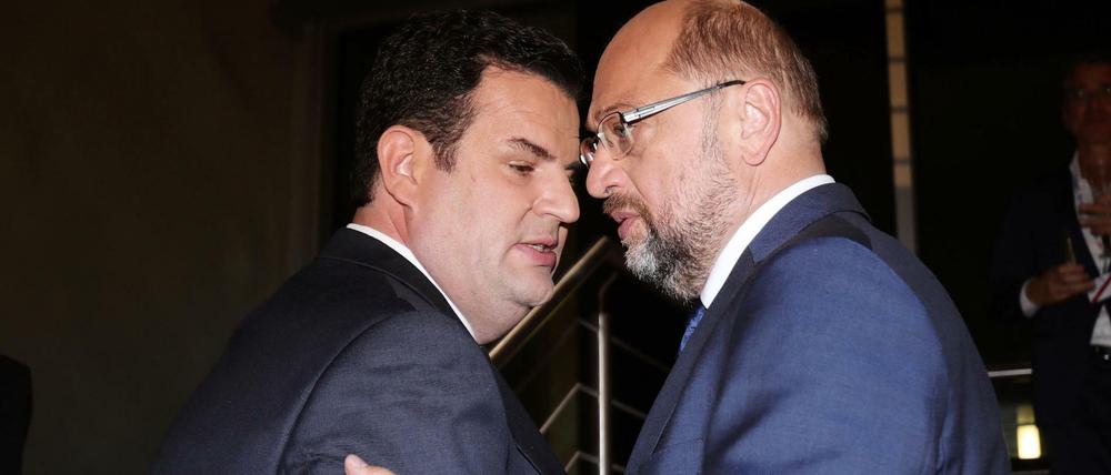 SPD-Kanzlerkandidat Martin Schulz spricht in Berlin in den Fernsehstudios in Adlershof mit dem SPD-Generalsekretär Hubertus Heil.