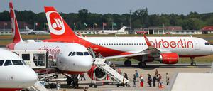 Passagiere betreten Air Berlin Flieger am Flughafen Berlin-Tegel (Archivbild).