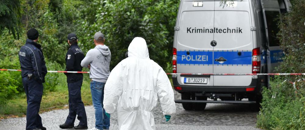 Einsatzkräfte der Polizei und Kriminaltechniker sind am 08.09.2017 in Berlin an einem Weg am Hardenbergplatz neben dem Zoo zu sehen. Der tote Körper lag versteckt neben einem Bahndamm.