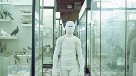 Das Leben geht weiter. Filmstill aus Anton Vidokles Film „Unsterblichkeit und Wiederauferstehung für alle“. 