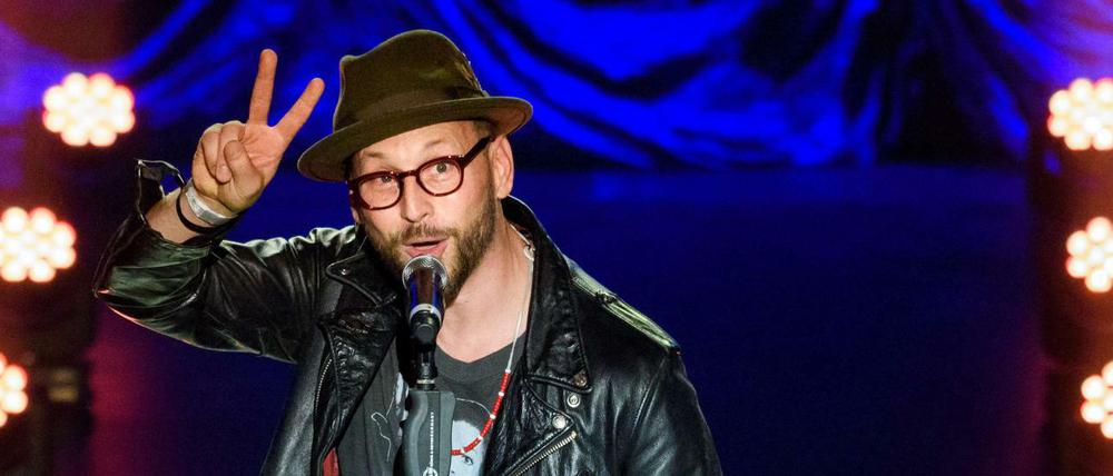 Arnim Teutoburg-Weiß nimmt den Preis als "Lieblingsband" im Tempodrom in Berlin entgegen.