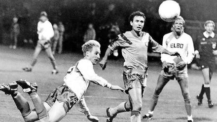 Hansas Michael Spies trifft per Flugkopfball zum 1:0 gegen den großen FC Barcelona.