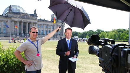Wahlkulisse. Der Blick auf den Reichstag ist begehrt bei Fernsehteams.