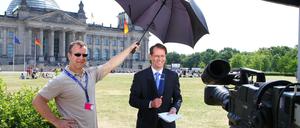 Wahlkulisse. Der Blick auf den Reichstag ist begehrt bei Fernsehteams.