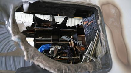 29.10.2021, Nordrhein-Westfalen, Meckenheim: Blick in das Wohnmobil der NSU-Terrorzelle, das mit Brandspuren in der Asservatenkammer des Bundeskriminalamtes steht. Nach einem missglückten Banküberfall wurden vor 10 Jahren am 04.11.2011 die Rechtsterroristen Mundlos und Böhnhardt tot in einem ausgebrannten Wohnmobil in Eisenach gefunden. Damit fliegt die Terrorzelle «Nationalsozialistischer Untergrund» (NSU) auf. Drei Tage später stellt sich ihre Komplizin Zschäpe. Dem NSU werden zehn Morde an Migranten und einer Polizistin zugeschrieben. (Zu dpa. "NSU-Enttarnung vor zehn Jahren: Was wussten die Sicherheitsbehörden?") Foto: Oliver Berg/dpa +++ dpa-Bildfunk +++