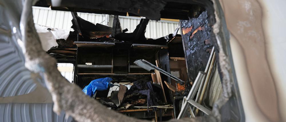 29.10.2021, Nordrhein-Westfalen, Meckenheim: Blick in das Wohnmobil der NSU-Terrorzelle, das mit Brandspuren in der Asservatenkammer des Bundeskriminalamtes steht. Nach einem missglückten Banküberfall wurden vor 10 Jahren am 04.11.2011 die Rechtsterroristen Mundlos und Böhnhardt tot in einem ausgebrannten Wohnmobil in Eisenach gefunden. Damit fliegt die Terrorzelle «Nationalsozialistischer Untergrund» (NSU) auf. Drei Tage später stellt sich ihre Komplizin Zschäpe. Dem NSU werden zehn Morde an Migranten und einer Polizistin zugeschrieben. (Zu dpa. "NSU-Enttarnung vor zehn Jahren: Was wussten die Sicherheitsbehörden?") Foto: Oliver Berg/dpa +++ dpa-Bildfunk +++