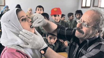 Wider den Wurm. Alljährlich bekommen Kinder in Ländern südlich der Sahara, wie hier im Jemen, das Medikament Praziquantel. Ausrotten lassen sich die Parasiten, die vor allem bei Frauen schwere Formen der Bilharziose auslösen, damit aber nicht.