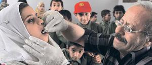 Wider den Wurm. Alljährlich bekommen Kinder in Ländern südlich der Sahara, wie hier im Jemen, das Medikament Praziquantel. Ausrotten lassen sich die Parasiten, die vor allem bei Frauen schwere Formen der Bilharziose auslösen, damit aber nicht.