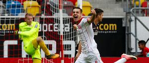 Jubel bei Fortuna, Ärger bei Union. Florian Neuhaus feiert das entscheidende 3:2 für die Düsseldorfer.