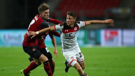 Der Nürnberger Lucas Hufnagel (links) und St. Pauli mit Maurice Litka lieferten sich ein enges Spiel. 
