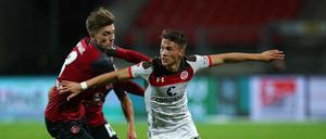 Der Nürnberger Lucas Hufnagel (links) und St. Pauli mit Maurice Litka lieferten sich ein enges Spiel. 
