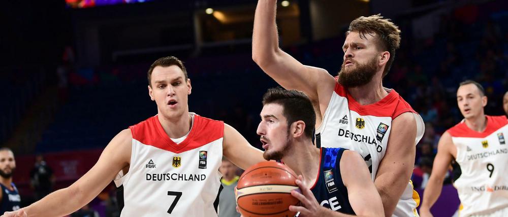 Gute Defense: Johannes Voigtmann (links) und Danilo Barthel gegen den Franzosen Nando de Colo.
