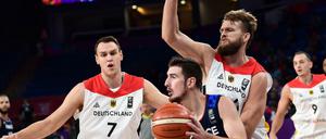 Gute Defense: Johannes Voigtmann (links) und Danilo Barthel gegen den Franzosen Nando de Colo.