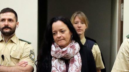 Die Angeklagte Beate Zschäpe kommt am Dienstag in den Gerichtssaal im Oberlandesgericht in München.