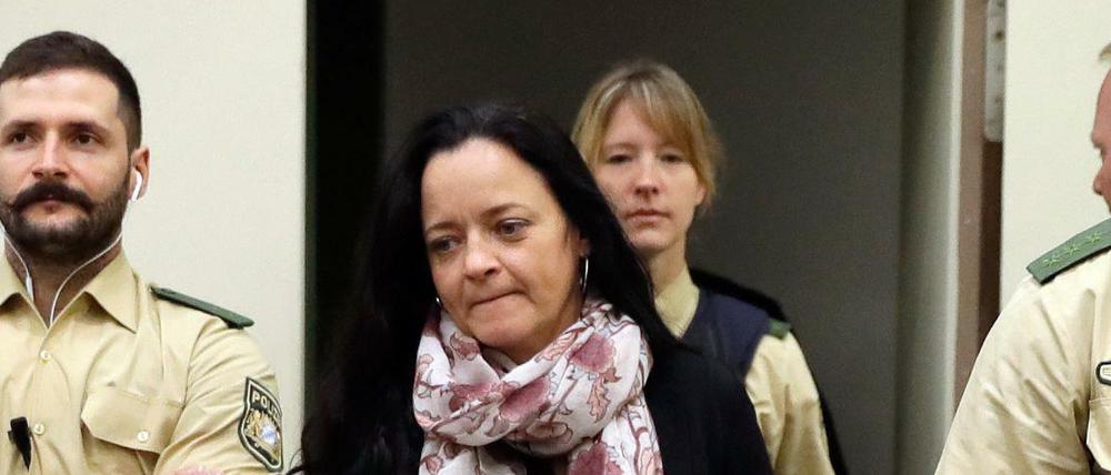 Die Angeklagte Beate Zschäpe kommt am Dienstag in den Gerichtssaal im Oberlandesgericht in München.