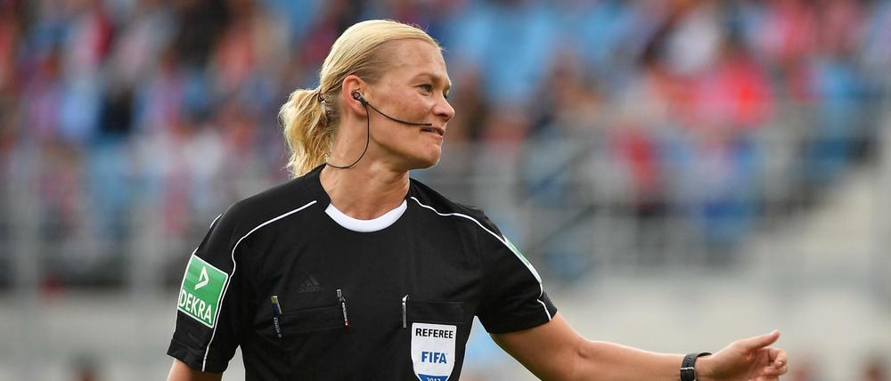Schiedsrichterin Bibiana Steinhaus leitet das Spiel Chemnitzer FC - FC Bayern München im August.