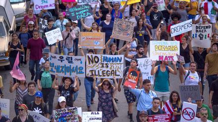 Langer Marsch: Auch in dieser Woche gingen wieder tausende junge Migranten und US-Bürgerinnen und -Bürger gegen die Abschiebung der sogenannten Dreamers auf die Straße - hier in Los Angeles am Montag. 