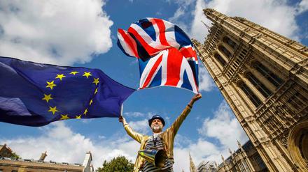 Vor dem britischen Parlament demonstriert ein Brexit-Gegner mit der EU-Flagge und der des Vereinten Königreichs gegen einen Austritt des Landes aus der Europäischen Union.