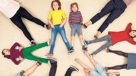 Im Kreis der Familie. Um Kinder, die eine Trennung der Eltern erlebt haben, geht es in dem Buch „Und was wird jetzt mit mir? Scheidung – Die besten Antworten auf wichtige Kinderfragen“ von Arne Jorgen Kjosbakken, Dialika Neufeld, Jan von Holleben (Gabriel Verlag, 9,99 Euro). Daraus stammt das Foto. 