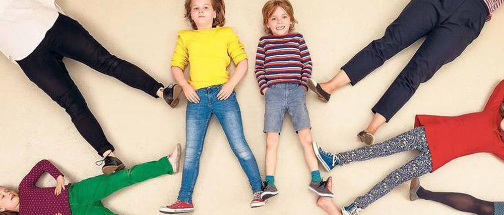 Im Kreis der Familie. Um Kinder, die eine Trennung der Eltern erlebt haben, geht es in dem Buch „Und was wird jetzt mit mir? Scheidung – Die besten Antworten auf wichtige Kinderfragen“ von Arne Jorgen Kjosbakken, Dialika Neufeld, Jan von Holleben (Gabriel Verlag, 9,99 Euro). Daraus stammt das Foto.