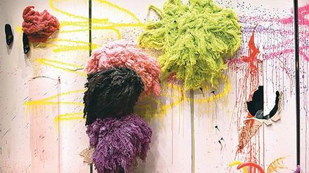 Figurentheater auf Acid. In Miet Warlops fast einstündiger Bühnenschau „Mystery Magnet“ tragen die Darsteller Wischmopp-Perücken und verspritzen Farbe, dass es nur so ein Spaß ist.