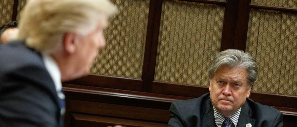 US-Präsident Donald Trump und sein ehemaliger Chefstratege Steve Bannon bei einem Treffen zur Cyber-Sicherheit im Weißen Haus.