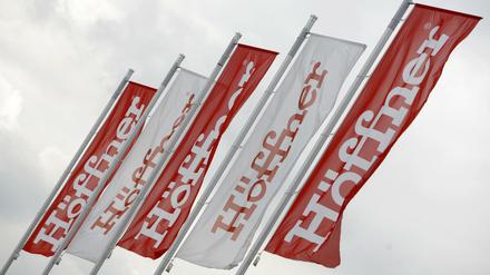 Flaggen vor einer Höffner-Filiale.