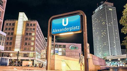 In der Nacht ist es am Alexanderplatz gefährlich. Es kommt immer wieder zu Auseinandersetzungen. 