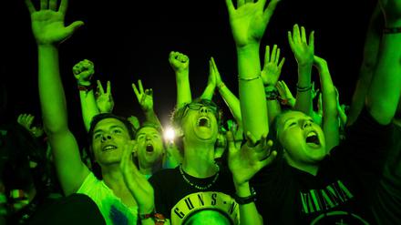 Besucher des Lollapalooza Festivals bejubeln am 13. September 2015 den Auftritts der Band Seeed auf dem ehemaligen Flughafen Tempelhof.