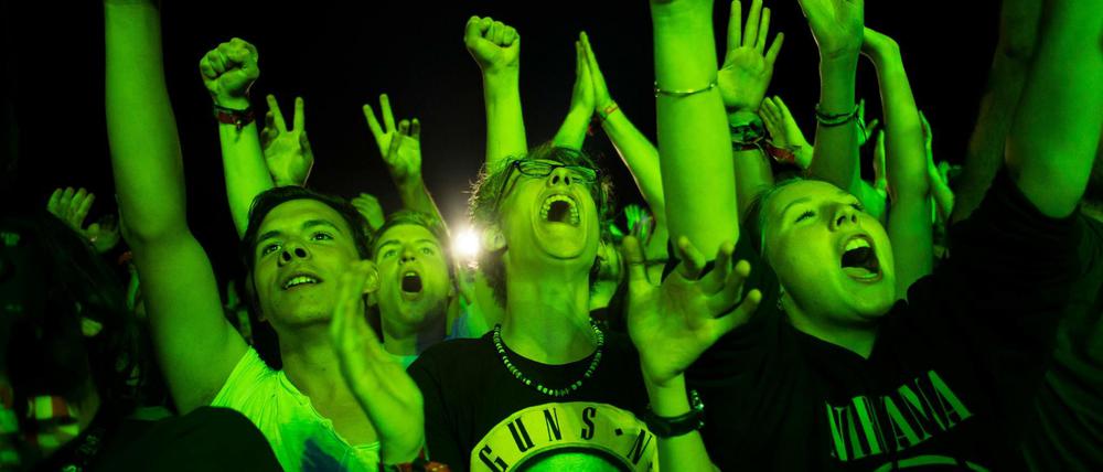 Besucher des Lollapalooza Festivals bejubeln am 13. September 2015 den Auftritts der Band Seeed auf dem ehemaligen Flughafen Tempelhof.