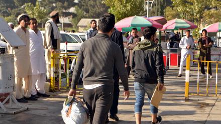 Risa Risjai (M), ein 40jähriger Asylbewerber aus Afghanistan, kommt am 13.09.2017 mit einem Abschiebeflug aus Düsseldorf in Kabul, Afghanistan, an, nachdem sein Asylantrag in Deutschland abgelehnt worden ist. Wie Risjai sagt, verbrachte er zwei Jahre und acht Monate im Gefängnis in München, nachdem ihn sein Frau beschuldigt hatte, ihn geschlagen zu haben.