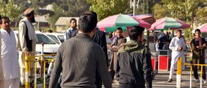Risa Risjai (M), ein 40jähriger Asylbewerber aus Afghanistan, kommt am 13.09.2017 mit einem Abschiebeflug aus Düsseldorf in Kabul, Afghanistan, an, nachdem sein Asylantrag in Deutschland abgelehnt worden ist. Wie Risjai sagt, verbrachte er zwei Jahre und acht Monate im Gefängnis in München, nachdem ihn sein Frau beschuldigt hatte, ihn geschlagen zu haben.