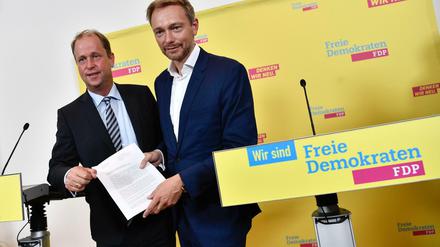 Integration und Migration auf liberal: FDP-Chef und Spitzenkandidat Christian Lindner (rechts) und sein Parteifreund, Minister Joachim Stamp, präsentieren die Eckpunkte der Partei. 
