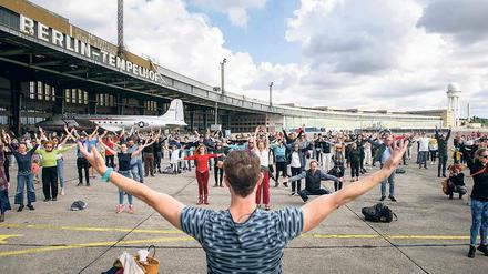Seid umschlungen. Der französische Choreograf Boris Charmatz bringt den Besuchern auf dem Tempelhofer Flugfeld Tanzschritte bei. 