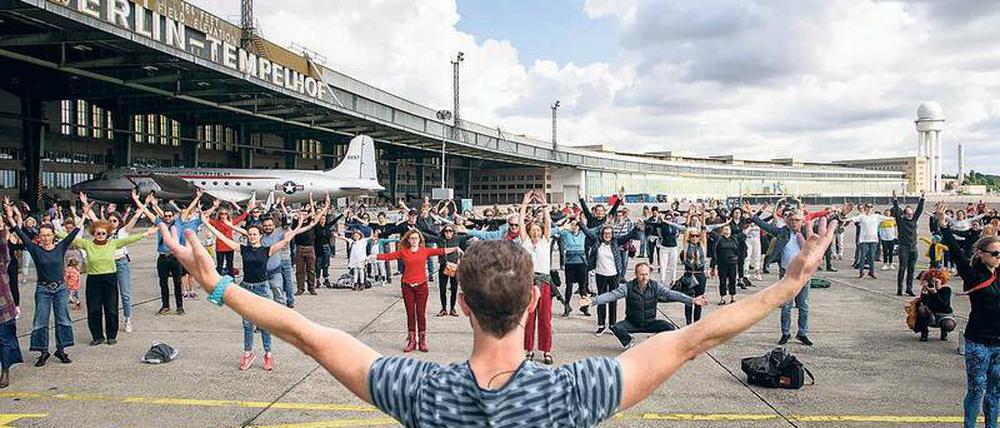 Seid umschlungen. Der französische Choreograf Boris Charmatz bringt den Besuchern auf dem Tempelhofer Flugfeld Tanzschritte bei. 