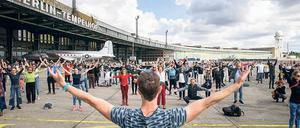 Seid umschlungen. Der französische Choreograf Boris Charmatz bringt den Besuchern auf dem Tempelhofer Flugfeld Tanzschritte bei. 