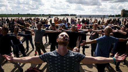 Boris Charmatz tanzt mit Besuchern bei "Fous de danse - Ganz Berlin tanzt auf Tempelhof".