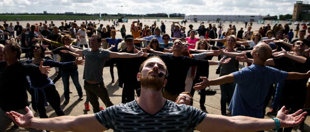 Boris Charmatz tanzt mit Besuchern bei "Fous de danse - Ganz Berlin tanzt auf Tempelhof".