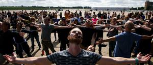 Boris Charmatz tanzt mit Besuchern bei "Fous de danse - Ganz Berlin tanzt auf Tempelhof".