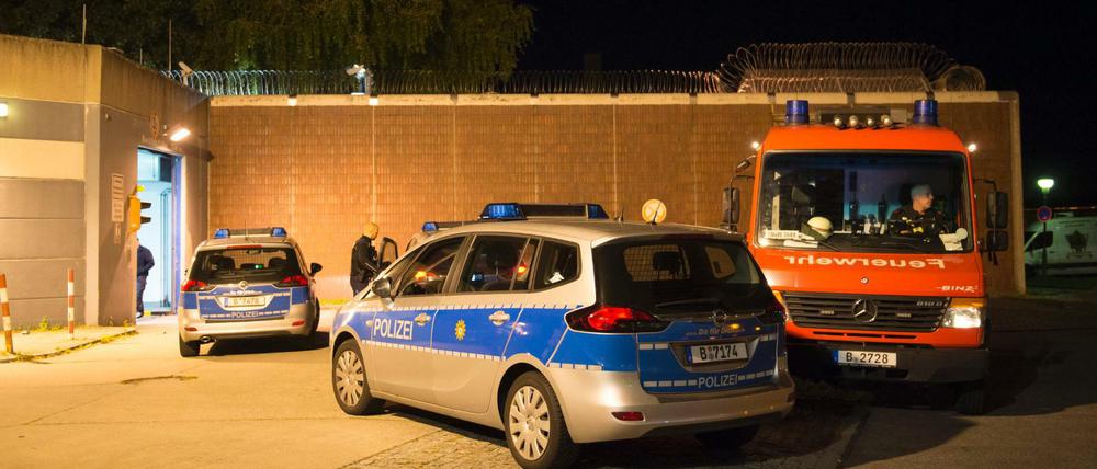Mitten in der Nacht. Ein Häftling soll seine Matratze angezündet haben.