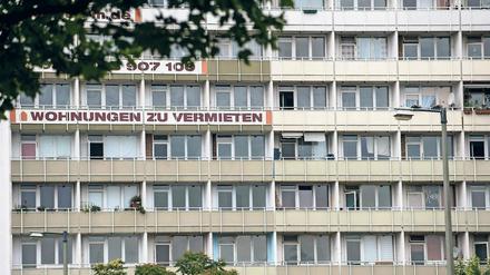 "Wohnungen zu vermieten" steht in großen Lettern an Balkonen eines Mietshauses in Berlin.